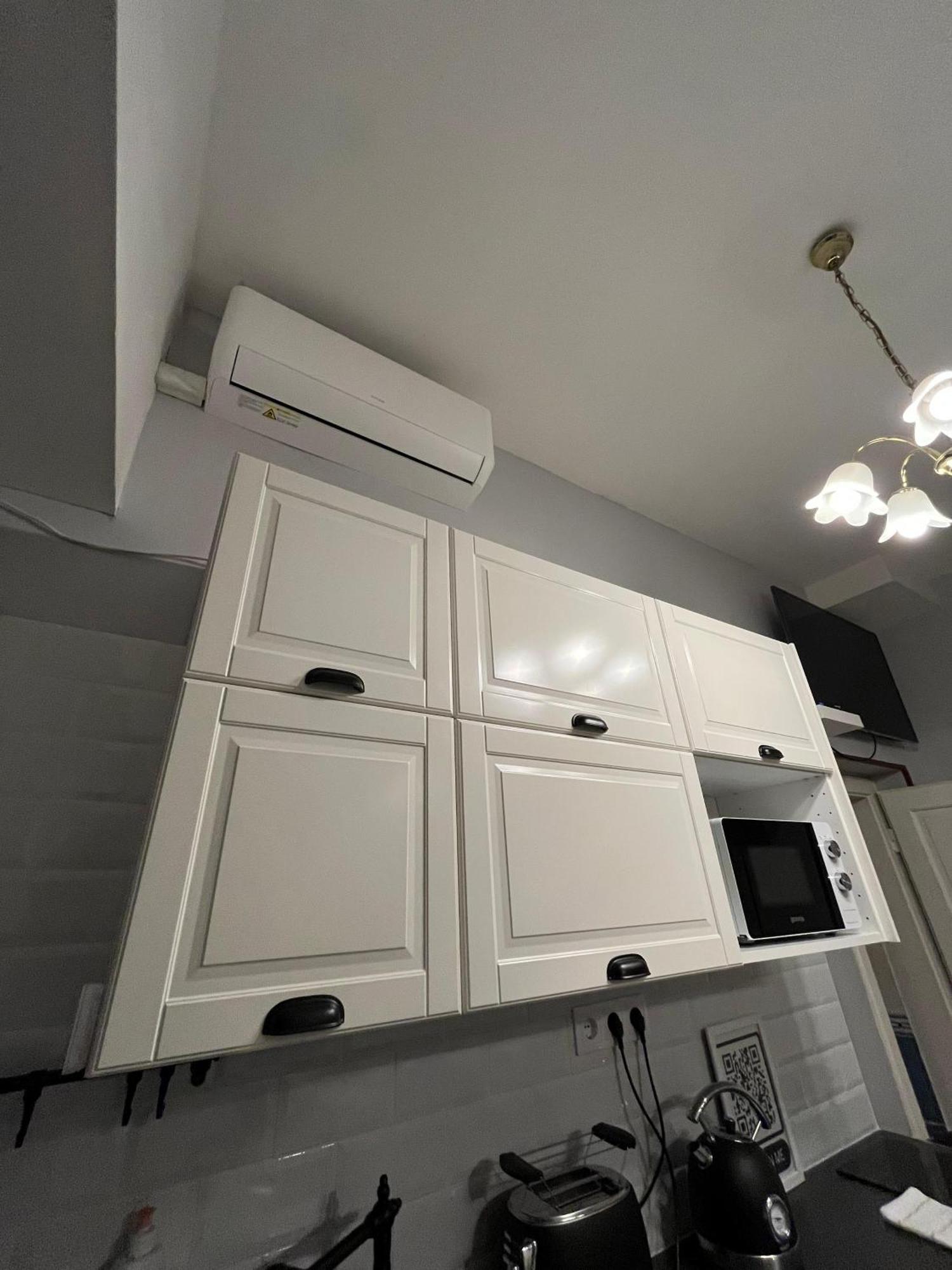 Millionrosesvintage Vaci Street Free Airconditioner And Coffee